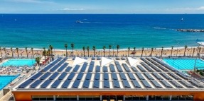 El Club Natació Barcelona calienta su piscina climatizada con energía solar