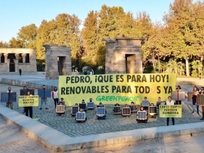 Greenpeace despliega placas solares en el Templo de Debod de Madrid