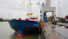 El buque eólico Eems Traveller atraca en Sevilla 