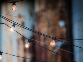 Un estudio de la asociación de consumidores Facua sitúa la luz en 2020 como la más barata de la década