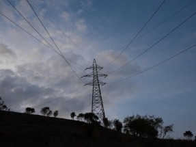 El precio de la luz se sitúa en 71,21 euros/MWh, un 22 % menos que ayer