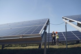 La industria nacional puede comprar electricidad solar directamente a un parque fotovoltaico español a 45 € o comprarla en el mercado mayorista ibérico a 87