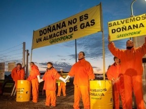 Una veintena de activistas de Greenpeace paraliza las obras de Gas Natural Fenosa en Doñana