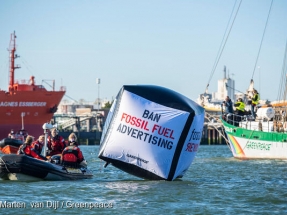 Activistas de Greenpeace bloquean el puerto de Rotterdam y piden prohibir los anuncios de combustibles fósiles