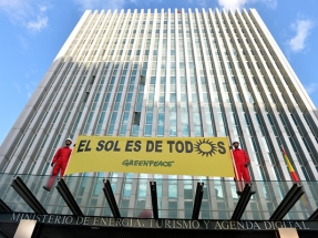 Greenpeace coloca placas solares en el Ministerio de Energía para denunciar el desprecio del Gobierno a las renovables