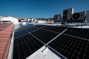 La empresa pública Cartográfica de Canarias instala 75 módulos solares fotovoltaicos sobre su sede
