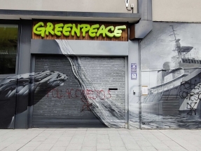 Greenpeace amanece pintada con esvásticas, el yugo y las flechas