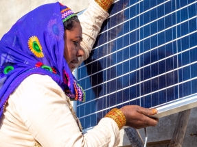 Las 3.000 ingenieras solares de la India formadas por la Barefoot College se llevan el prestigioso Energy Globe Fuego
