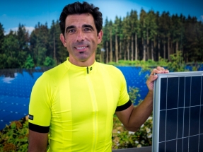 El ciclista Puebla, a la cabeza de un pelotón de 60.000 pioneros de la fotovoltaica
