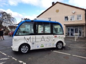 Microbuses autónomos impulsados con energía solar para descarbonizar el transporte público