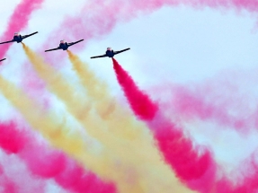 La Patrulla Águila vuela por vez primera con biojet en el desfile del 12 de octubre