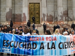 Sangre en el Congreso de los Diputados para visibilizar "el crimen de masa que implican décadas de inacción climática"