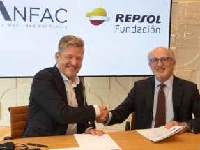 Repsol y la patronal de los fabricantes de automóviles firman una "alianza estratégica para el impulso de la movilidad sostenible"