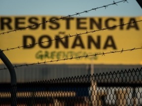 Greenpeace entrega al Gobierno más de 75.000 firmas contra el proyecto de Gas Natural Fenosa en Doñana 