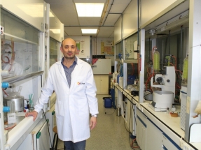Dos investigadores del Instituto de Ciencia de Materiales de Aragón hallan la "molécula ideal" para la producción de paneles fotovoltaicos libres de metales