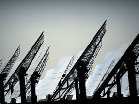 El misterio de los parques solares que producen electricidad por la noche