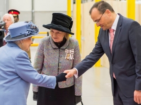 La Reina Isabel de Inglaterra visita la fábrica de palas de Siemens Gamesa en Hull