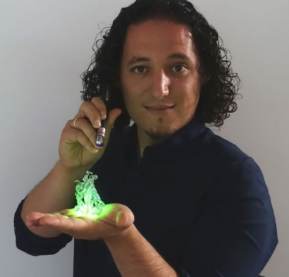 El MIT premia las bombillas de bio-led desarrolladas por Rubén Costa, de IMDEA Materiales