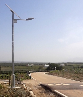 Farolas solares para iluminar los reductores de velocidad en las carreteras de Córdoba