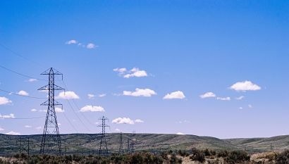 Senator introduces bills to improve transmission infrastructure in US