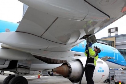 KLM sigue confiando en los biocarburantes para la aviación, la CE menos