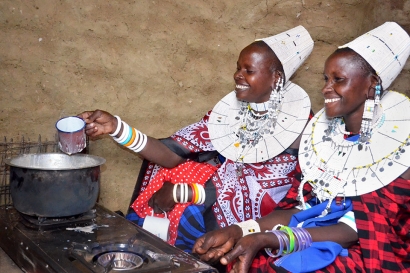 Mujeres en Tanzania mejoran su calidad de vida gracias al biogás y aprenden a extender su uso