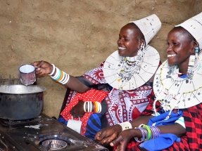 Mujeres en Tanzania mejoran su calidad de vida gracias al biogás y aprenden a extender su uso