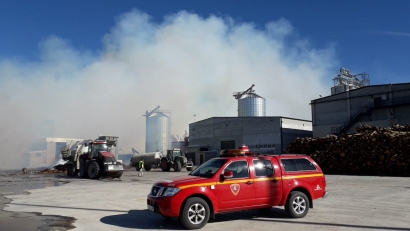 Arde la zona de acopio de biomasa de la planta de pélets más grande de España
