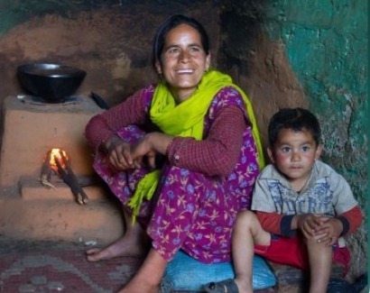 50.000 cocinas y estufas de biomasa eficientes ayudan a reconstruir Nepal