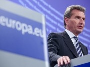 Oettinger, atento por si hay que tomar medidas con las renovables en España