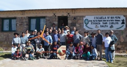 Salta: Docentes y alumnos instalan aerogenerador en una escuela rural