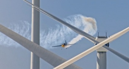 El piloto Hannes Arch ejecuta sus acrobacias aéreas entre los molinos del parque eólico Tauern