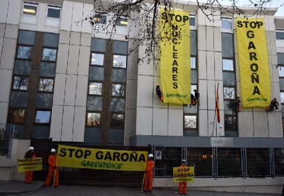 Greenpeace despliega dos pancartas en el Consejo de Seguridad Nuclear contra la reapertura de Garoña