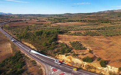 Así viaja por Castellón la pala eólica más grande fabricada en España: 73,5 metros