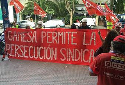Despedidos del parque eólico de Campillos protestan ante la Convención Eólica