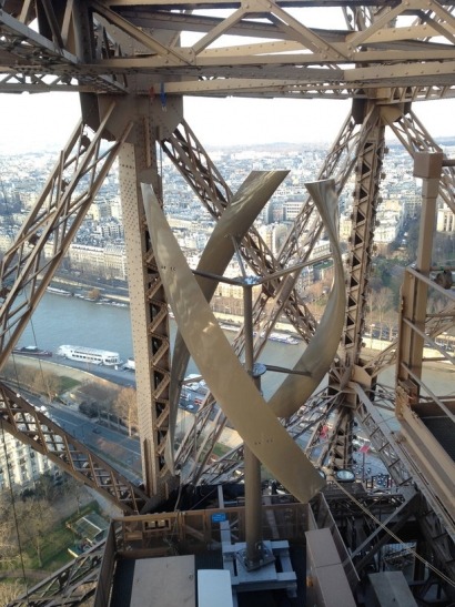 La Torre Eiffel cuenta con un nuevo atractivo: dos miniturbinas eólicas