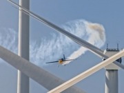 El piloto Hannes Arch ejecuta sus acrobacias aéreas entre los molinos del parque eólico Tauern