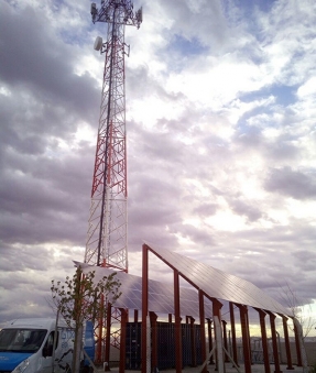 Desigenia instala un sistema híbrido fotovoltaico y eólico para una estación base en Argentina