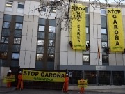 Greenpeace despliega dos pancartas en el Consejo de Seguridad Nuclear contra la reapertura de Garoña