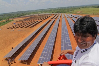 El presidente Evo Morales pone en funcionamiento la primera planta fotovoltaica