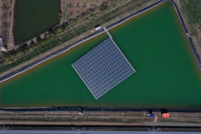 Inauguran la primera planta fotovoltaica flotante del país conectada a la red eléctrica