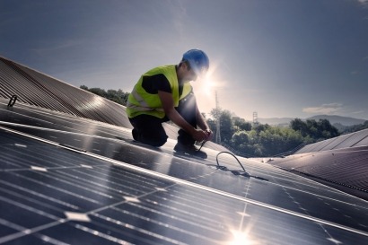 Un fábrica ferroviaria bajo techado fotovoltaico