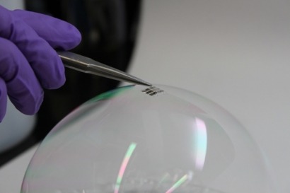 El MIT diseña una célula solar tan delgada como una pompa de jabón