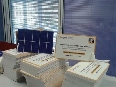 Anpier reparte entre los diputados placas solares y les pide no ser cómplices de la reforma
