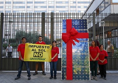 Greenpeace protesta contra el impuesto al sol frente al Ministerio de Industria