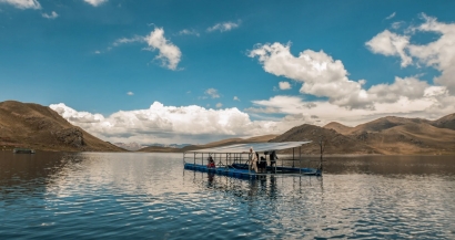 Un panel fotovoltaico flotante sirve para energizar un sistema de regadío a 4.000 metros de altura