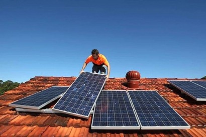 El líder del PSOE visitará a cien familias fotovoltaicas
