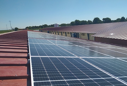 El autoconsumo fotovoltaico ayuda a ahorrar 3.000 euros al año a una granja avícola de Lleida