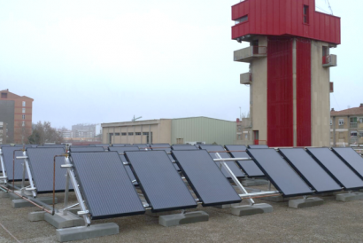 Instalan un sistema solar híbrido, fotovoltaico y térmico, en un cuartel de bomberos de Zaragoza