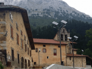 Arrasate sustituye el alumbrado convencional por farolas solares 